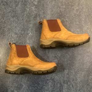 Womens Duluth trading Size 7 suede boot 