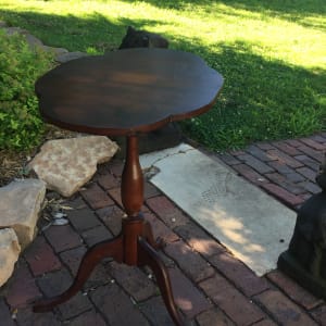 Early American style tilt top accent table 