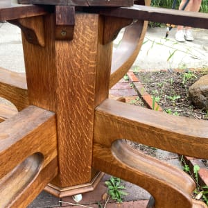 60" round oak table with 2 leaves 