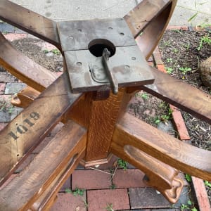 60" round oak table with 2 leaves 