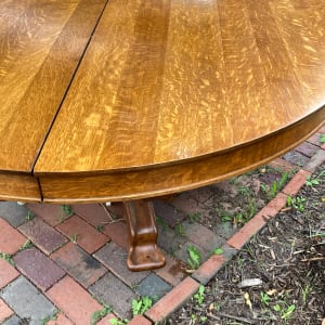 60" round oak table with 2 leaves 