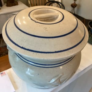 Red Wing chamber pot with lid 