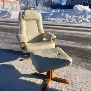 Stressless swivel chair and ottoman 