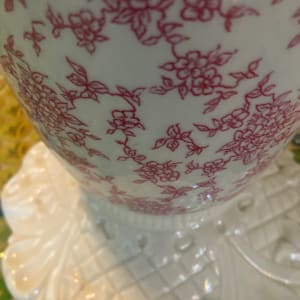 Red and white  floral pattern table lamp 