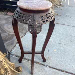 Carved Chinese pedestal with marble top, Image 1.