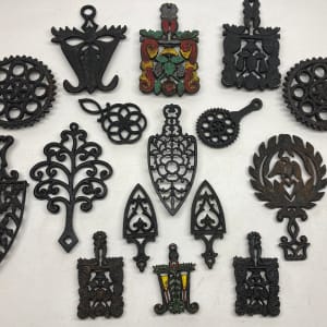 Thistle pattern trivet 