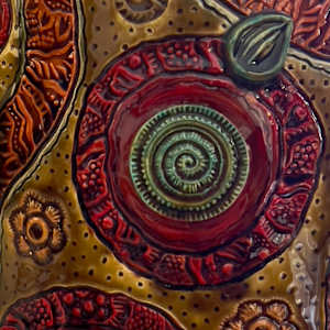 25009 Diamond Sculptural Lidded Vessel by Sandy Miller  Image: FRONT - Design detail