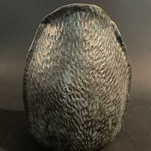 Textured ceramic ikebana vase by Lizama