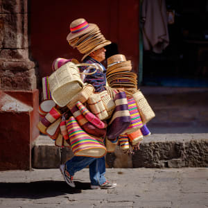 El vendedor de sombreros (San Miguiel de Allende, México) by Chris Kern