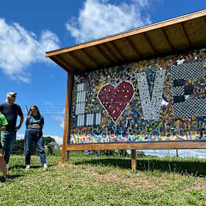 SE Love Sign, Image 2.