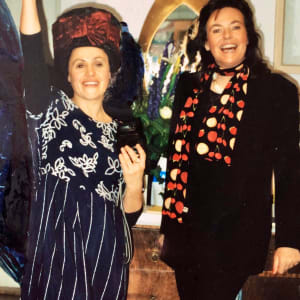 Autobiographic Pictures by Renee Fabbiocchi  Image: 1994, New York - During a trip to New York, I had many misunderstandings with one of my managers. Upon returning to Munich, I decided to change seats on the plane because I found myself seated next to her again.
It was on that occasion that fate and the mysteries of the universe placed me next to Rosemary von Jacobs. She was the niece of the great patron of Egon Schiele & Klimt and had recently been involved in a trial in NYC defending Schiele's highly valuable works. Upon realizing I was an artist, she gave me her business card and asked me to contact her.
A week later, thanks to the 'Süddeutsche Zeitung', I found her a client, an art investor who, unable to afford a Schiele, on her advice, purchased two of my works, issuing me a check for 26,000 marks! What a marvel! Page 127 Autobiography

1994, New York - Durante un viaggio a New York avevo avuto tante incomprensioni con una mia Manager. Al ritorno a München decisi di cambiare posto in aereo perché me la ritrovai accanto. 
Fu in quel'occasione che il grande DESTINO ed i misteri dell'Universo mi fecero sedere accanto a Rosemary von Jacobs.
Nipote del grande Mecenate di Egon Schiele & Klimt era stata ad un processo a NYC per difendere le costosissime Opere di Schiele. Una volta realizzato che ero un'Artista mi diede il suo bigliettino e mi chiese di chiamarla. 
Una settimana dopo, grazie al 'Süddeutsche Zeitung' le avevo trovato un Cliente, un ArtInvestor...che non potendo permettersi l'acquisto di uno Schiele, su suo consiglio, acquistò ben due mie opere staccandomi un assegno di 26.000 Marchi! Che meraviglia! Pagina 127 Autobiografia