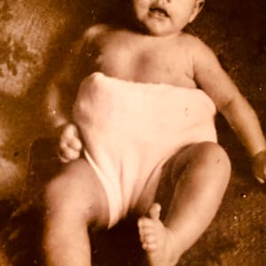 Autobiographic Pictures by Renee Fabbiocchi  Image: 1957, Teramo - Of the very few photos I have been able to get from my native home, this one certainly is the most semiotic. A toe of the left foot raised upward makes me think of that Japanese "IchiBan," a symbol of prescient victory. A great Magic that inhabits my Life!

1957, Teramo - Tra le pochissime foto che sono riuscita ad avere da quella casa nativa, questa senz'altro é la più semiotica. Un alluce del piede sinistro alzato verso l'alto mi fa pensare a quell' "IchiBan" giapponese, simbolo di vittoria preveggente. Una grande Magia che abita la mia Vita!