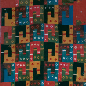 Manto tie-dye/patchwork  Image: Manto o túnica tie-dye de fibra de camélido elaborado en ténica patchwork.