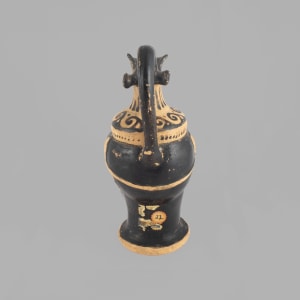 Oinochoe with beaked spout and small black rotelles. 