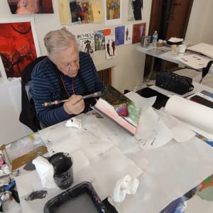 Pear II by Paul Shain  Image: Bob Burridge demonstrating to the class how to paint the sides of a canvas.