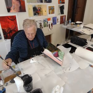 Pear II by Paul Shain  Image: Bob Burridge demonstrating to the class how to paint the sides of a canvas.