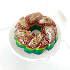 Large Bundt 3 by Shiri Phillips 