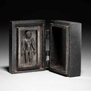 Box (with hinged lid) with three Tirthankaras and Bahubali by Deccan, India, Image 2.