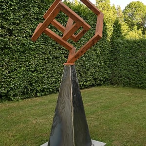 Cube en équilibre sur socle / Schwebender kubus auf sockel by Jos Kohl