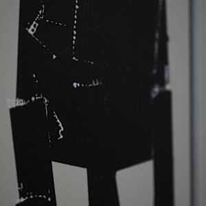 Maske (lang schwarz) by Sebastian Herzau 