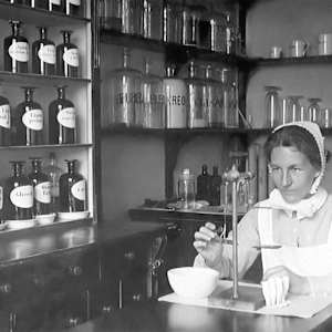 Balansakt i apoteket by Okänd fotograf