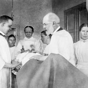 Lagarbete i operationssalen by Okänd fotograf