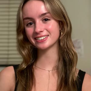 Picture of artist Kate Bell