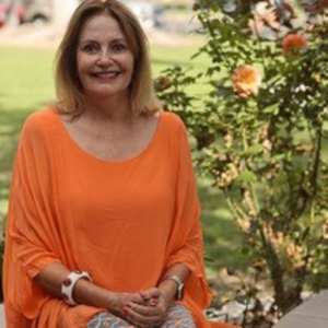 Picture of artist Mary Hale